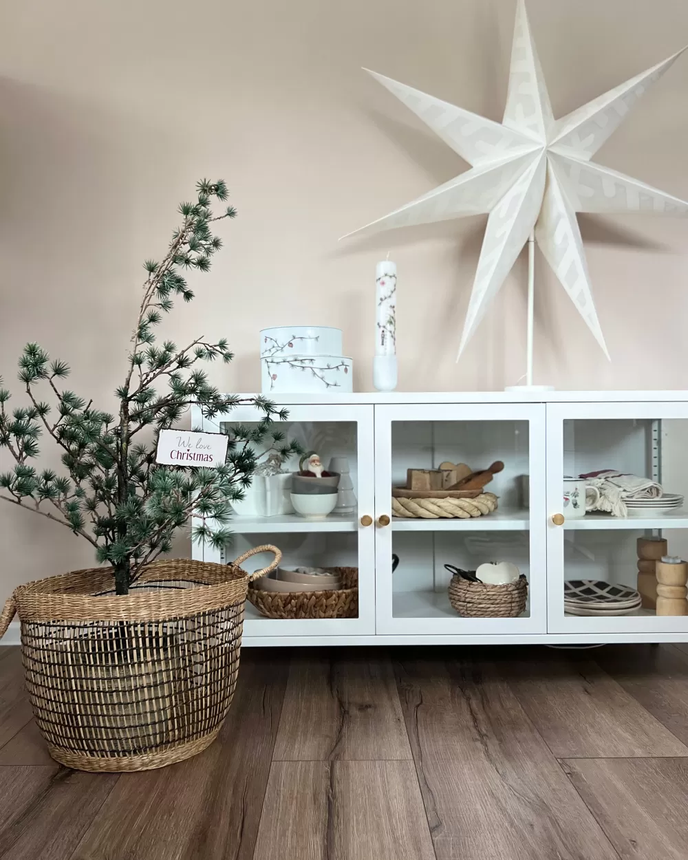 Vetrina Moderna Newport con 3 Ante e 2 Ripiani – Credenza in Acciaio Bianco per Soggiorno o Cucina, Design Elegante Beliani