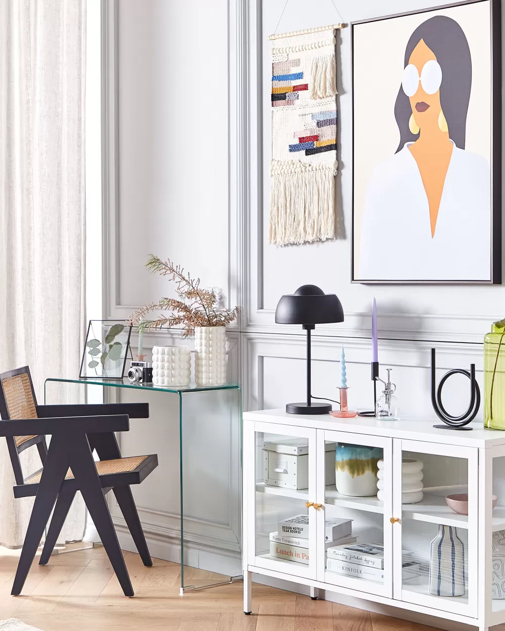 Vetrina Moderna Newport con 3 Ante e 2 Ripiani – Credenza in Acciaio Bianco per Soggiorno o Cucina, Design Elegante Beliani