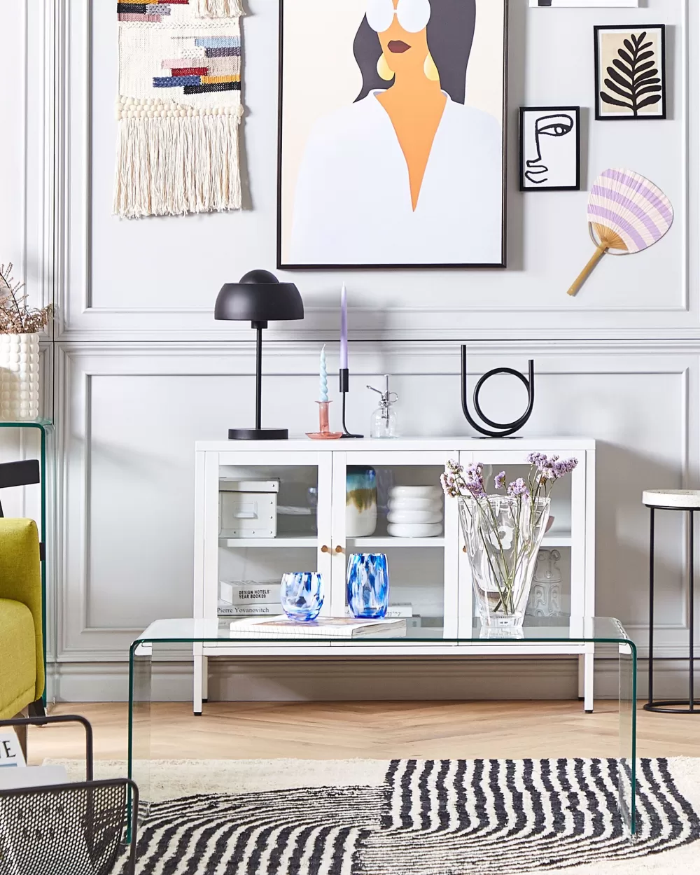 Vetrina Moderna Newport con 3 Ante e 2 Ripiani – Credenza in Acciaio Bianco per Soggiorno o Cucina, Design Elegante Beliani