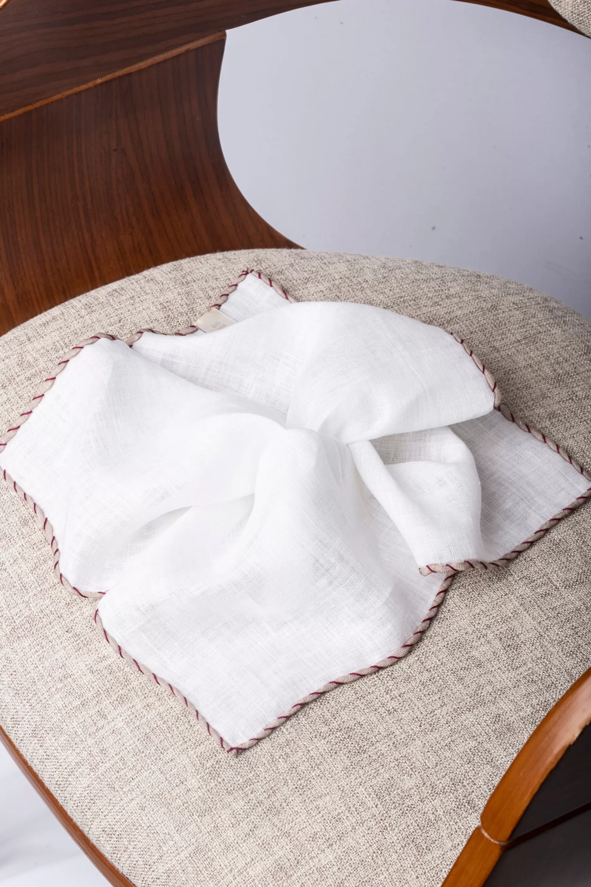 Fazzoletto in Lino Bianco con Bordi Beige e Rosso Corallo - Artigianato Italiano Esclusivo | Pini Parma Prezzo Speciale