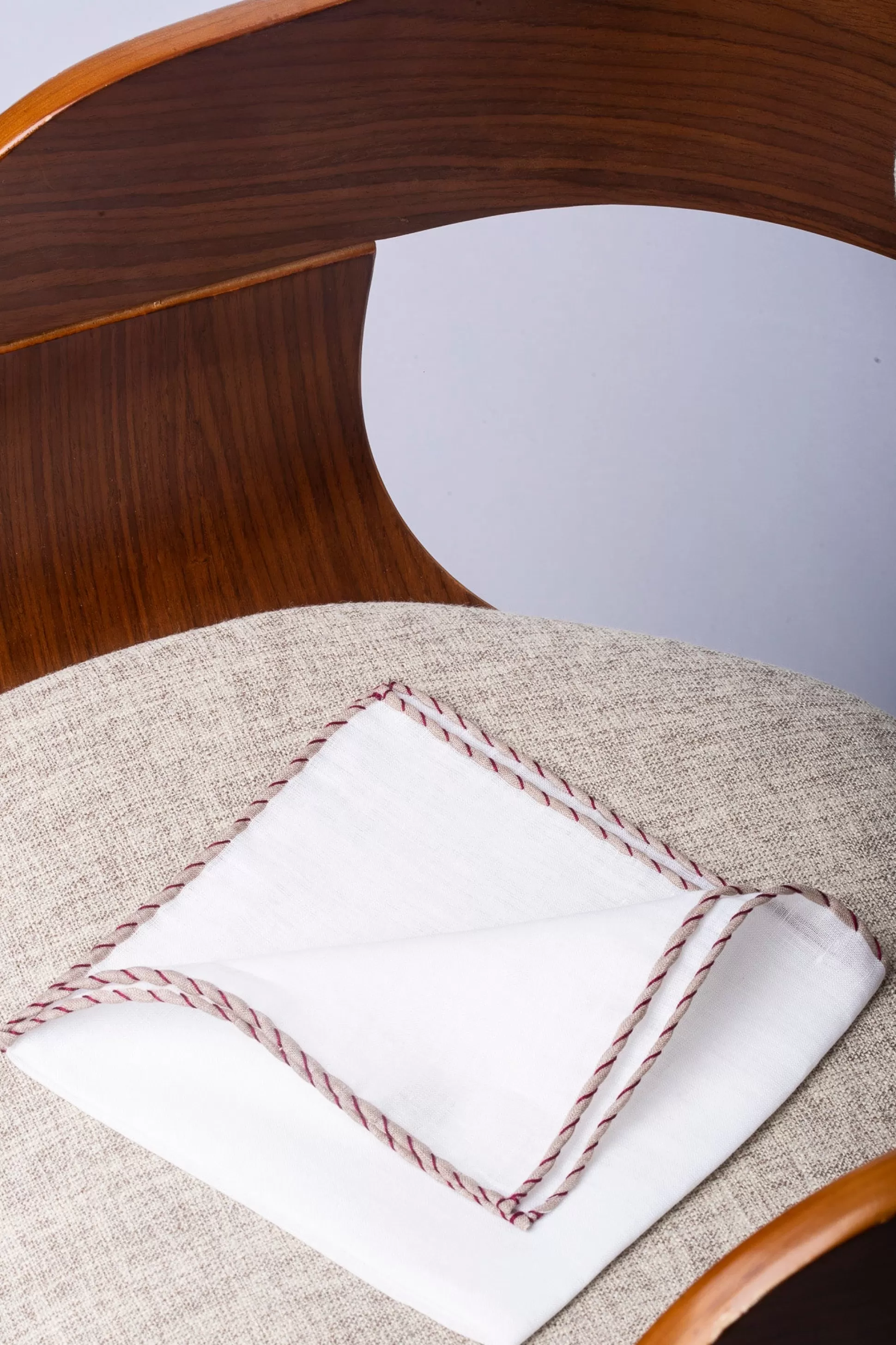 Fazzoletto in Lino Bianco con Bordi Beige e Rosso Corallo - Artigianato Italiano Esclusivo | Pini Parma Prezzo Speciale