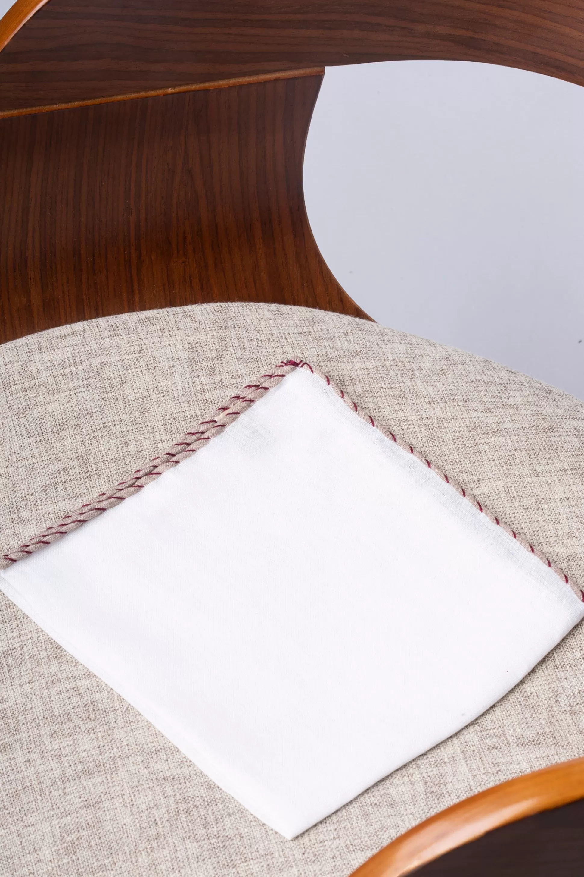 Fazzoletto in Lino Bianco con Bordi Beige e Rosso Corallo - Artigianato Italiano Esclusivo | Pini Parma Prezzo Speciale