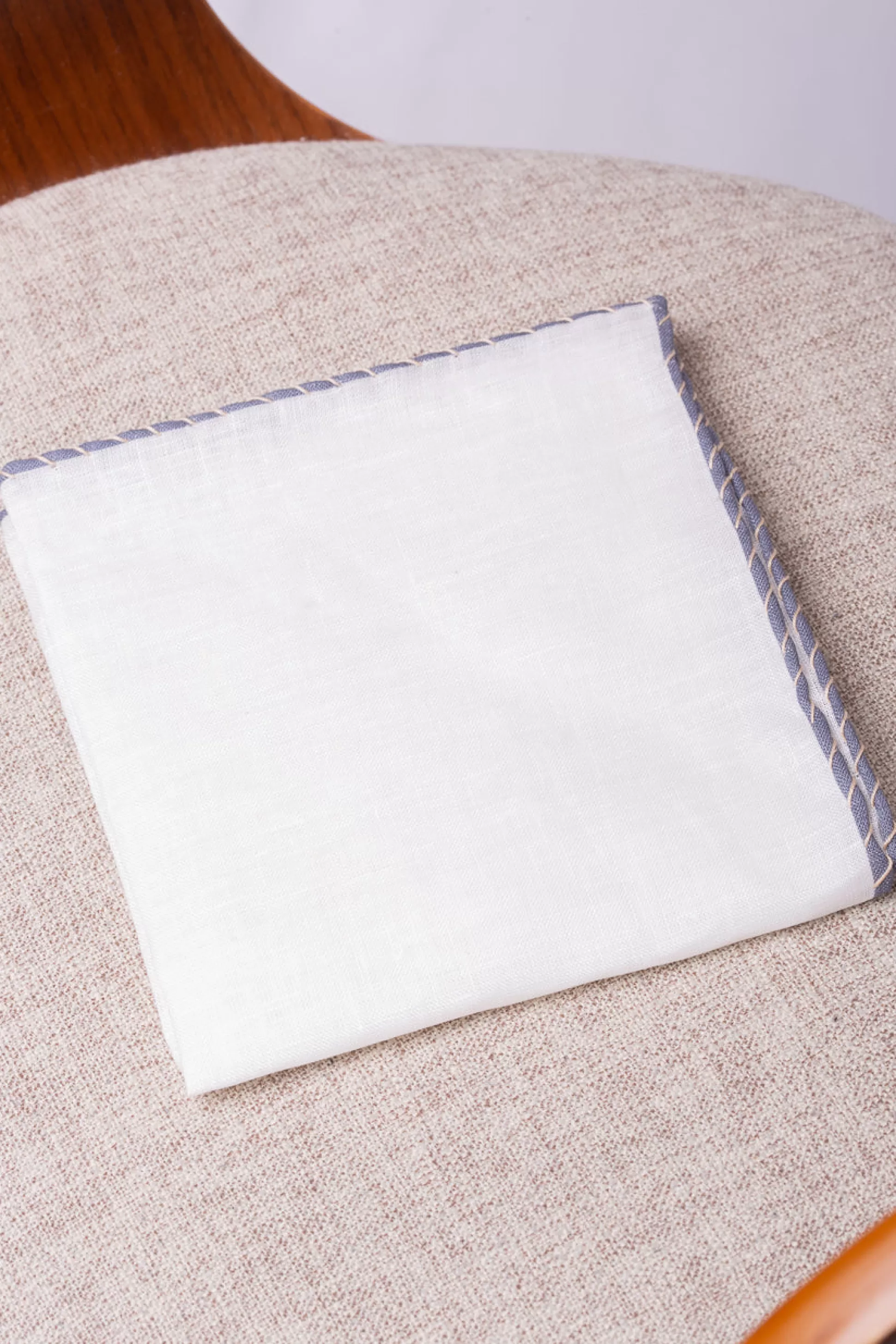 Foulard in puro lino bianco con bordi grigio antracite e beige naturale - Realizzato artigianalmente in Italia | Pini Parma Collezione Primavera