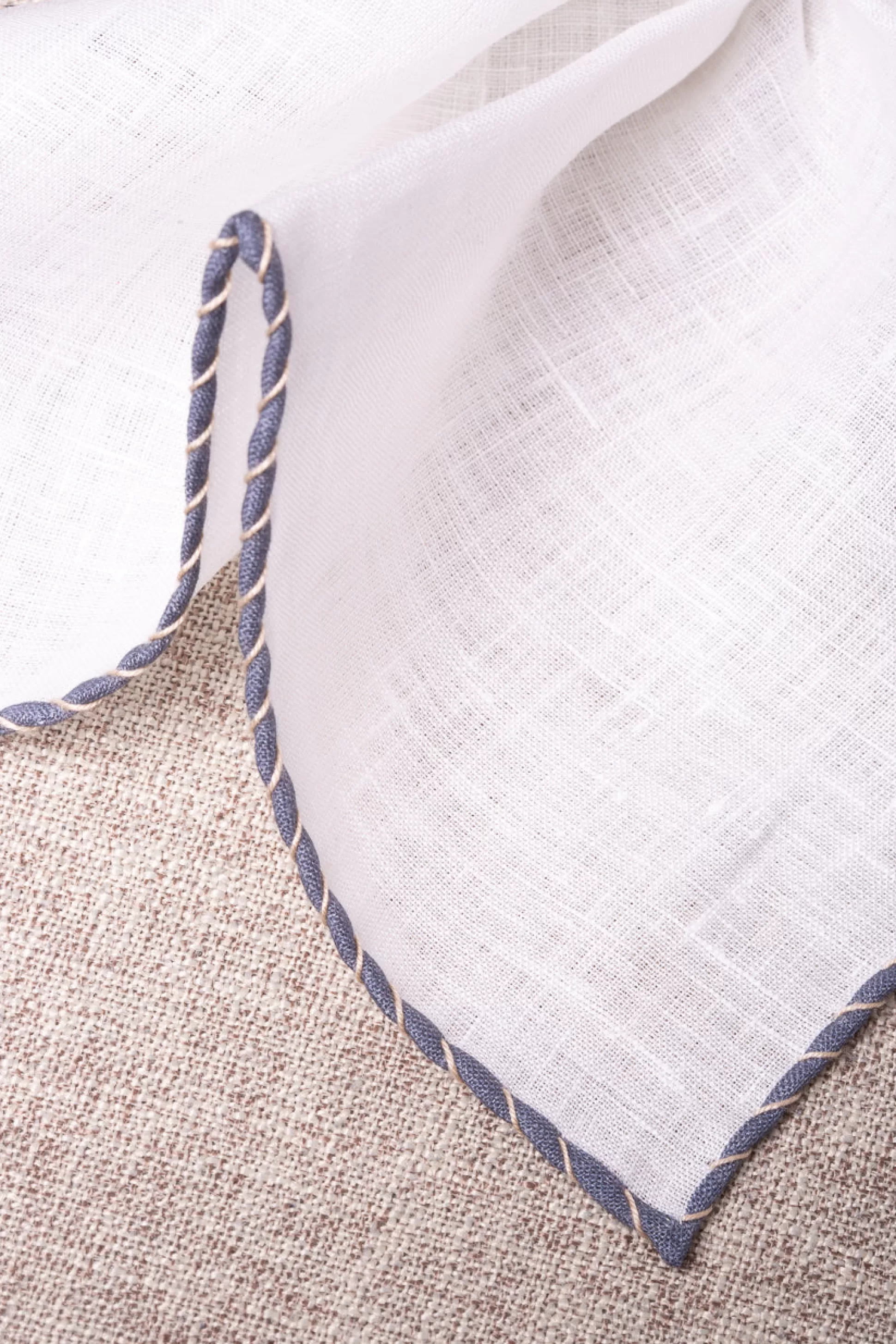 Foulard in puro lino bianco con bordi grigio antracite e beige naturale - Realizzato artigianalmente in Italia | Pini Parma Collezione Primavera
