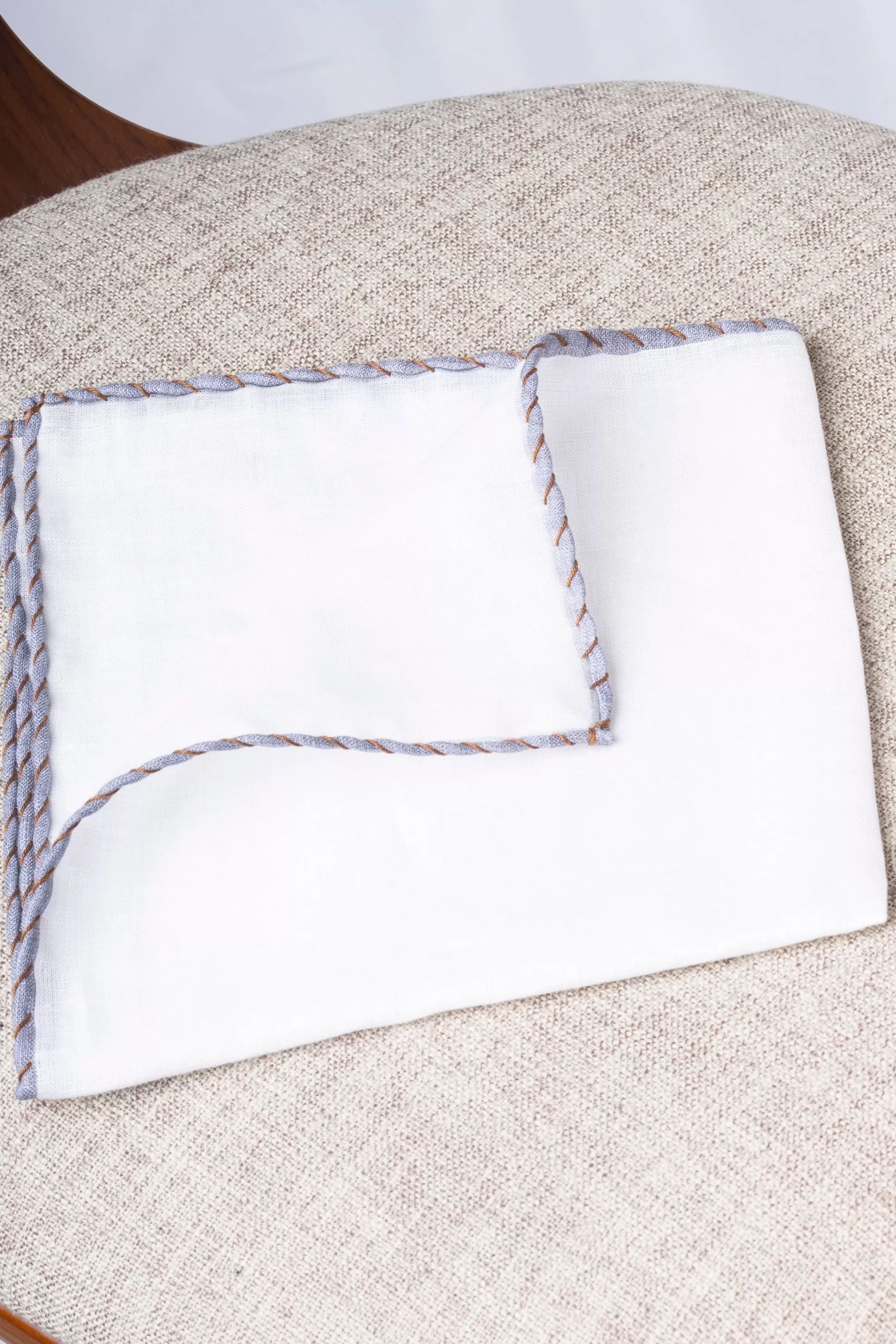 Fazzoletto da Taschino in Lino Naturale con Bordi Grigio Antracite e Cognac - Prodotto Artigianalmente in Italia | Edizione Limitata Pini Parma