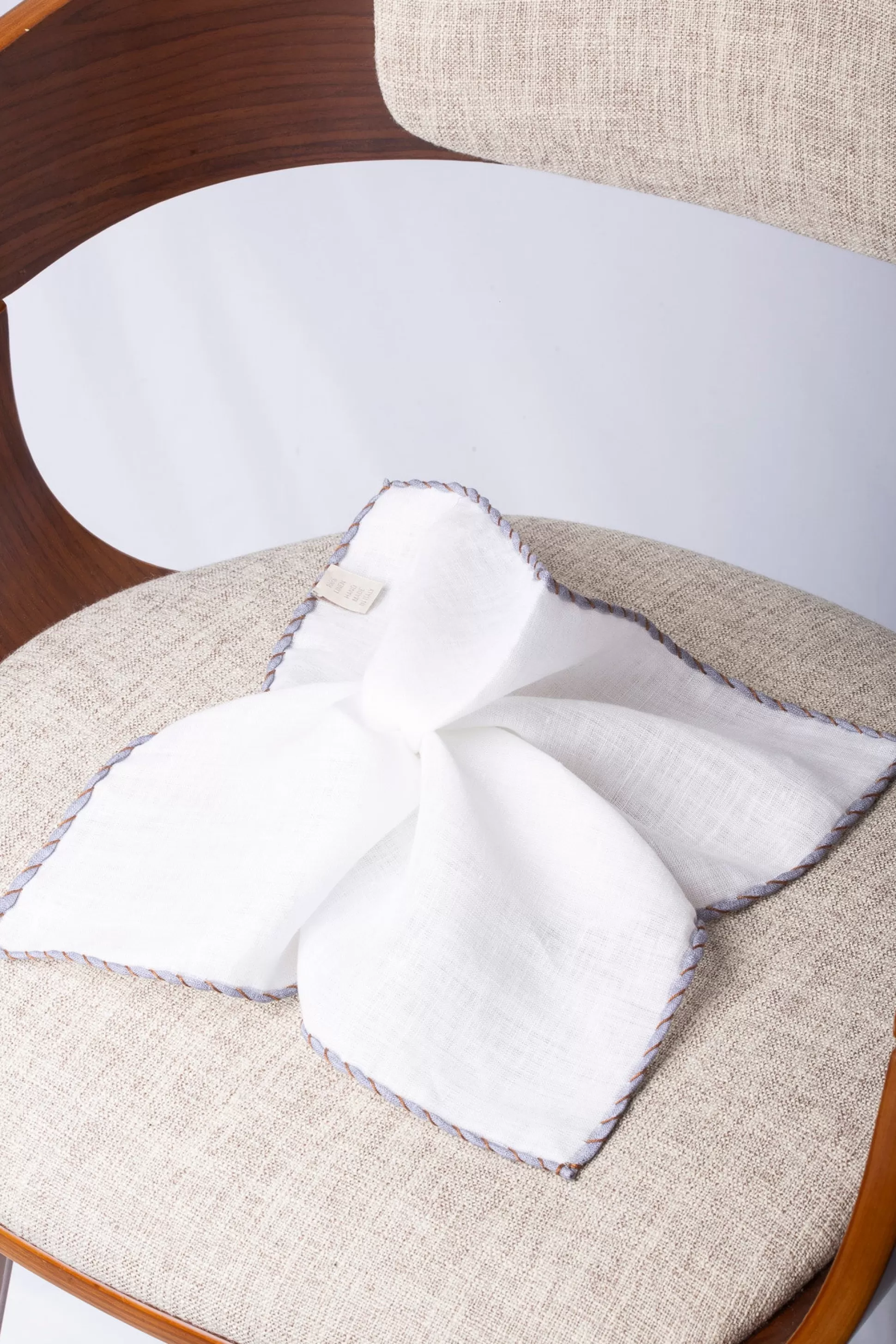 Fazzoletto da Taschino in Lino Naturale con Bordi Grigio Antracite e Cognac - Prodotto Artigianalmente in Italia | Edizione Limitata Pini Parma