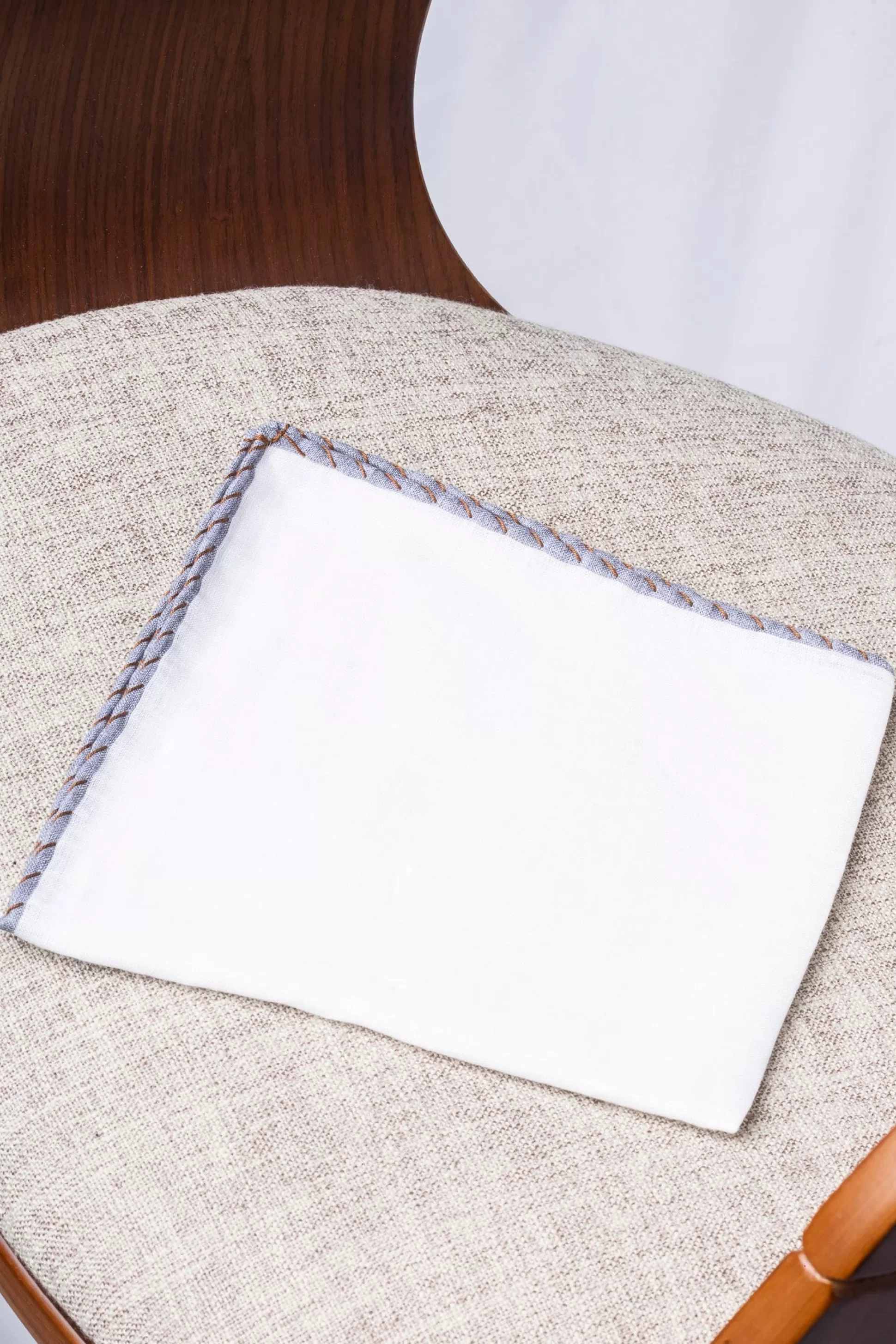 Fazzoletto da Taschino in Lino Naturale con Bordi Grigio Antracite e Cognac - Prodotto Artigianalmente in Italia | Edizione Limitata Pini Parma