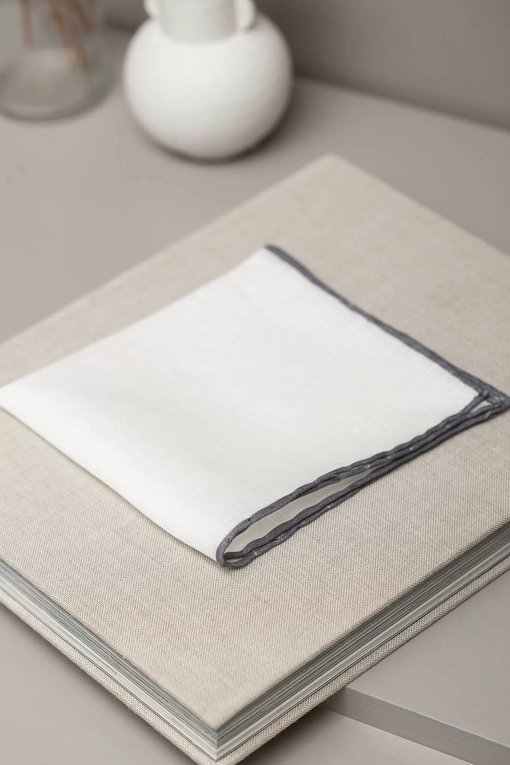 Fazzoletto da Taschino in Lino Grigio e Bianco - Tessuto Artigianale Italiano | Saldi Estivi Pini Parma