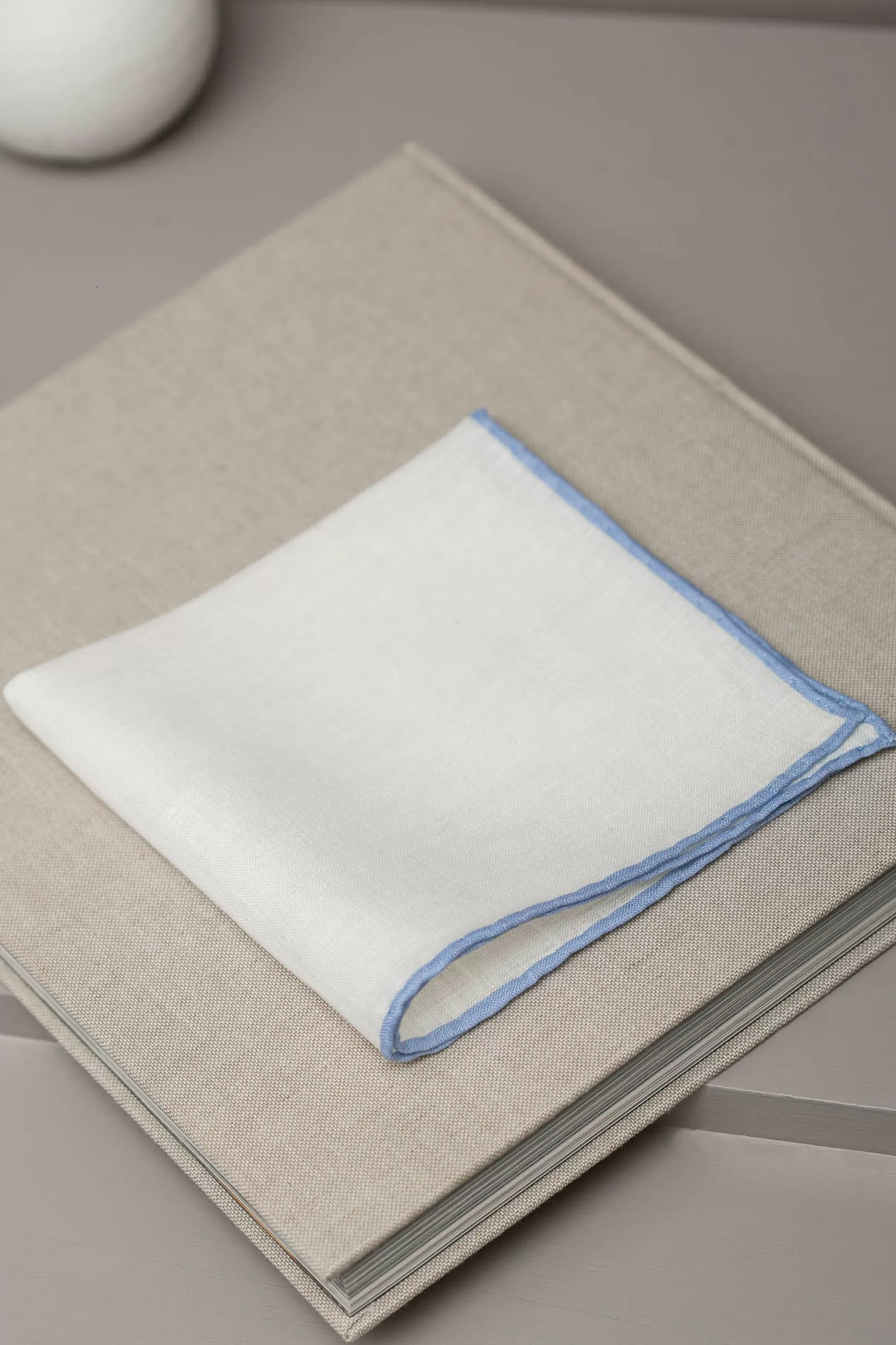 Fazzoletto da Taschino in Lino Bianco Celeste - Artigianato Italiano | Ultimi Pezzi Pini Parma