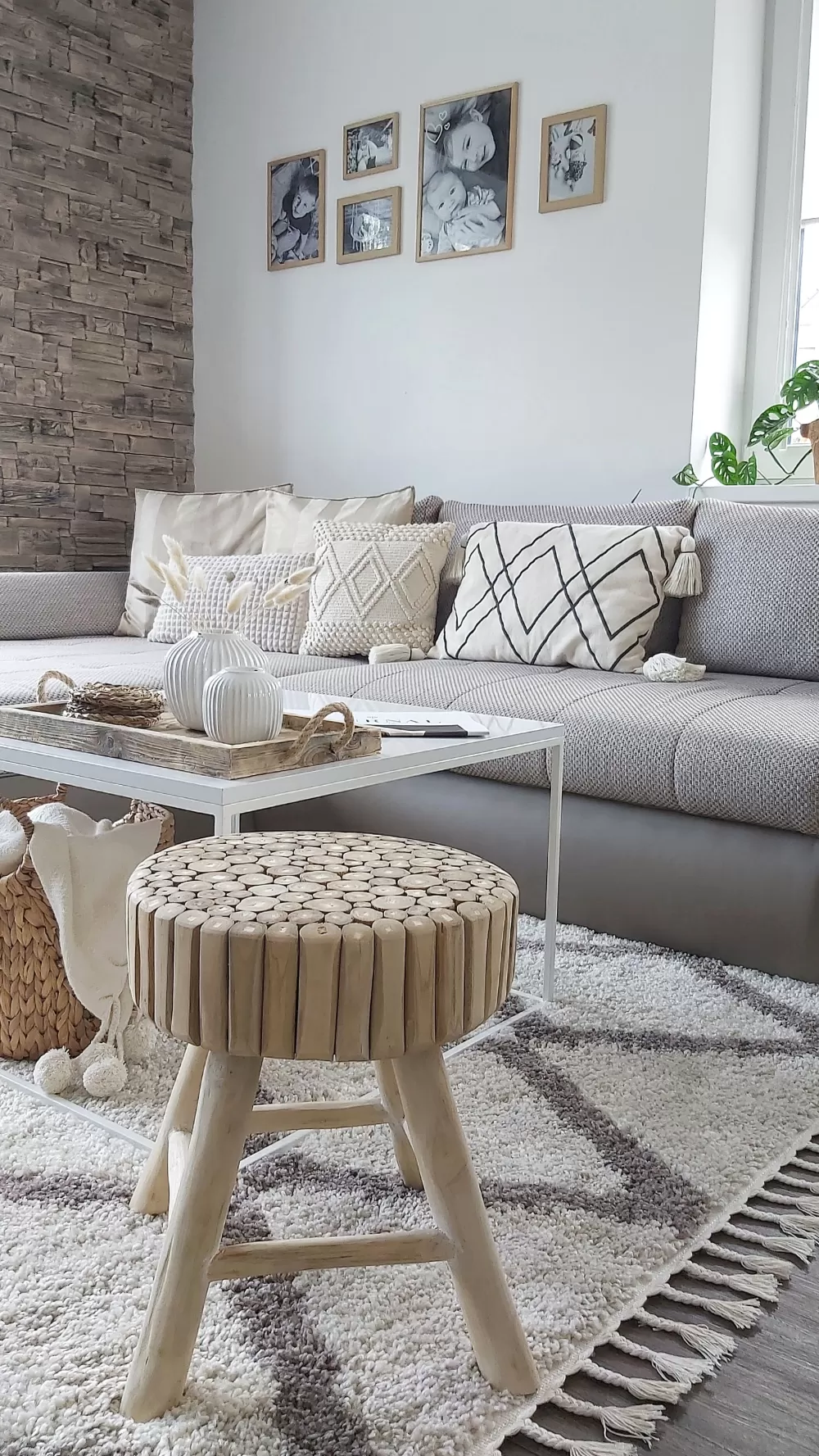 Beliani Scatola Decorativa Yopoyta in Legno Chiaro con Dettagli a Chiodo - Soluzione di Stoccaggio Elegante
